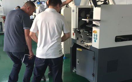 為什么要用智能手機(jī)全自動(dòng)貼背膠機(jī) 為什么要用智能手機(jī)全自動(dòng)貼背膠機(jī)