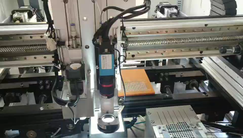 高精度自動(dòng)貼背膠機(jī)在SMT行業(yè)中廣泛使用 高精度自動(dòng)貼背膠機(jī)在SMT行業(yè)中廣泛使用