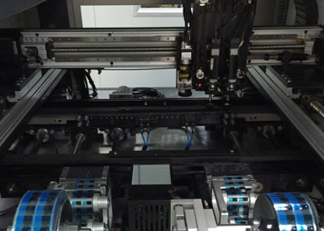 鏡片自動(dòng)貼背膠機(jī)起泡怎么回事