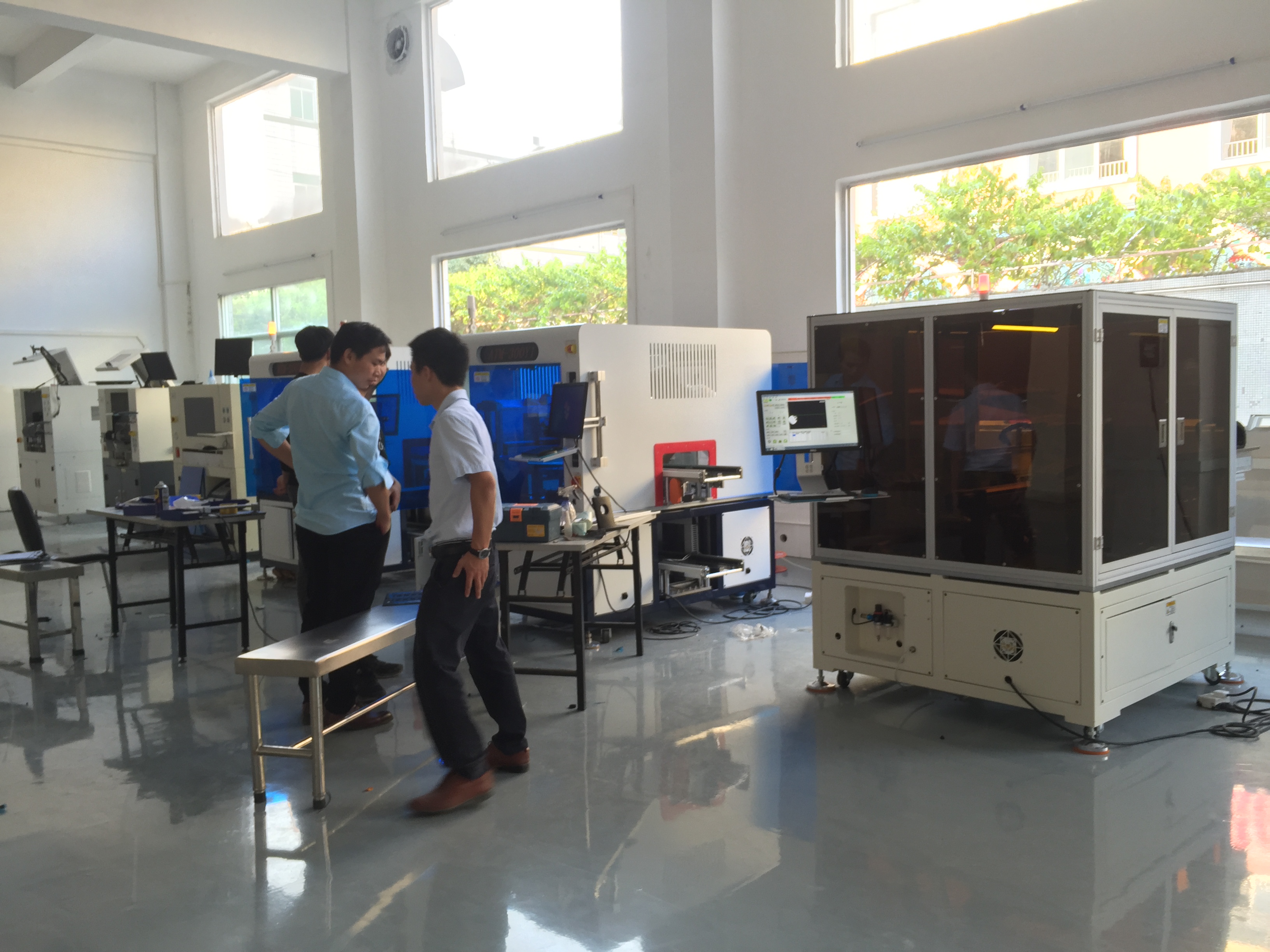 喇叭自動貼背膠機(jī) 喇叭自動貼背膠機(jī)