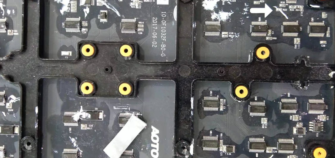 秦泰盛顯示屏主板全自動(dòng)貼硅膠墊機(jī)應(yīng)用案例