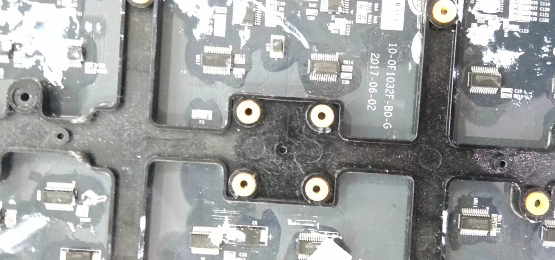 秦泰盛顯示屏主板全自動(dòng)貼硅膠墊機(jī)應(yīng)用案例